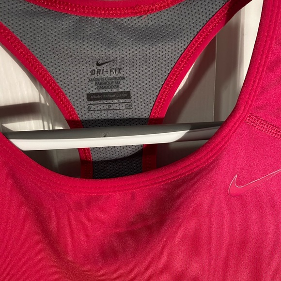 Nike workout top with built in bra - Picture 2 of 3